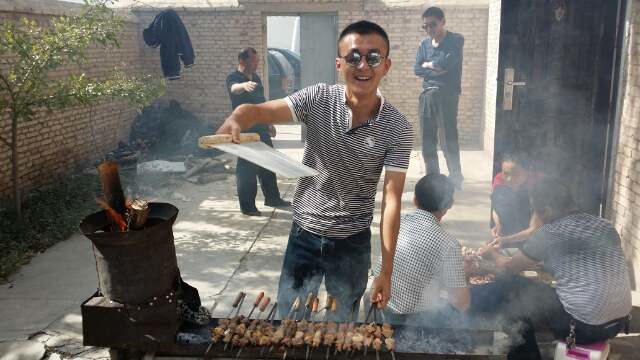 在吉尔吉斯坦口岸附近的烤肉.jpg
